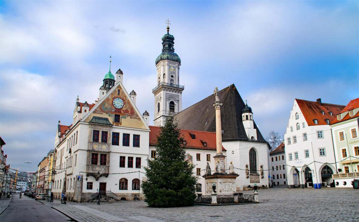 Freising: Marienplatz mit Mariensäule und Blick auf Rathaus sowie Pfarrkirche St. Georg
